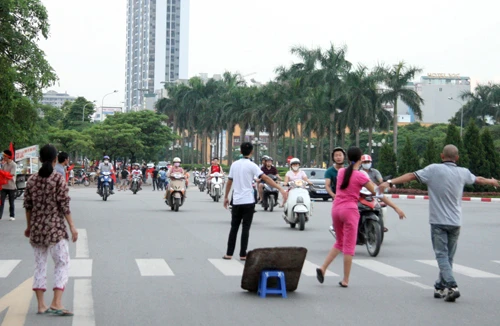 Hàng trăm người "ăn theo" trận U19 Việt Nam - U19 Nhật Bản