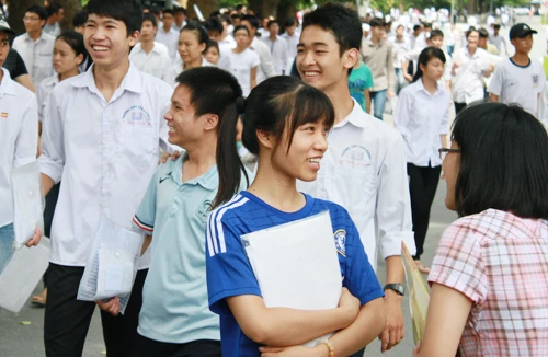 Sĩ tử khối A thở phào sau môn thi đầu tiên