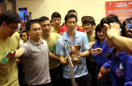 Tiến Minh ôm cúp vô địch rời sân trong vòng vây của fan cuồng