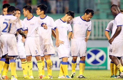 Cầu thủ Kiên Giang rủ nhau đình công đòi tiền lương, lót tay