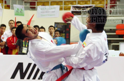 Võ sỹ Phi Tuấn đổ máu miệng, rách mặt vẫn kiên cường thi đấu