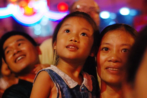 Hải Phòng: Biển người chen chân xem pháo hoa