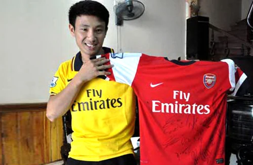 "Running man" bán đấu giá chiếc áo có chữ ký toàn đội Arsenal