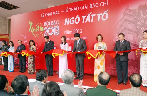 Rộn ràng Hội Báo Xuân Quý Tỵ 2013