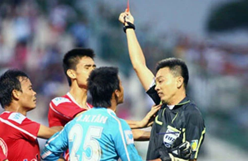 Trọng tài Võ Minh Trí bị CĐV Hải Phòng đánh tím mặt