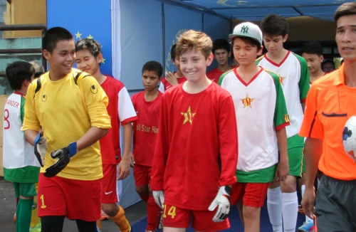 90 cầu thủ trẻ châu Âu và Việt Nam so tài trên sân Tây Hồ