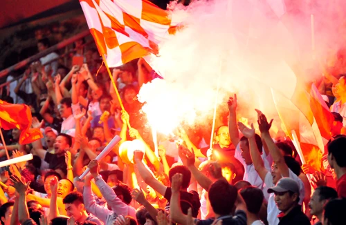 "Bầu" Trường tức điên với màn ăn mừng quá khích của CĐV nhà