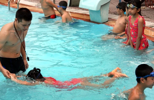 Hà Nội: 600 em học sinh hào hứng với khóa học bơi miễn phí