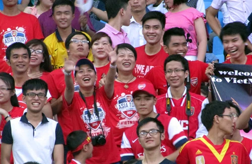 Các "Pháo thủ" hâm nóng sân Mỹ Đình