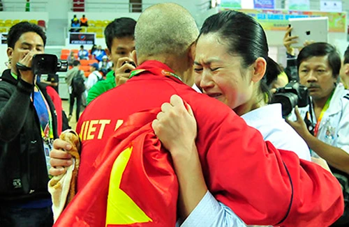 "Nữ hoàng kata" nén đau giật Vàng SEA Games 27