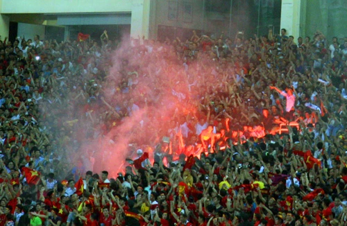 Sân Mỹ Đình rực màu cờ đỏ sau những bàn thắng của U19 Việt Nam