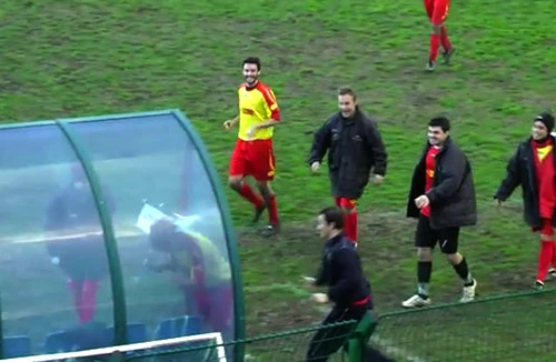 Cầu thủ nhận thẻ đỏ vì lỗi... phá hoại