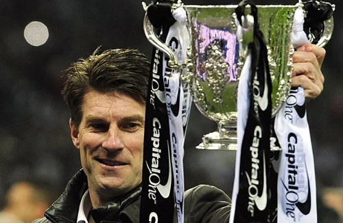 Swansea sa thải và "cấm cửa" HLV Michael Laudrup