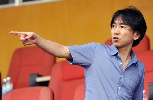 HLV Miura tuyển trợ lý và chuyện "quýt làm cam chịu"