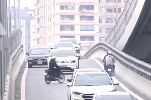 Lái xe máy liều lĩnh quay đầu đi ngược chiều dòng ô tô tốc độ 80 km/h