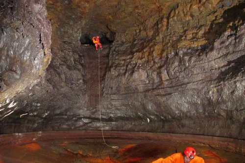 Bên trong ống dung nham dài nhất thế giới