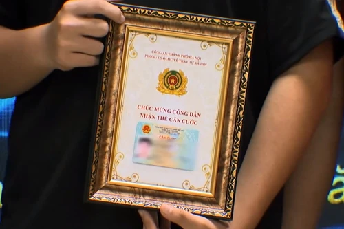 Người dân hào hứng khi nhận thẻ căn cước mới