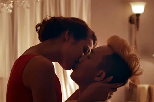 Trấn Thành "khoá môi" Lilly Nguyễn đắm đuối