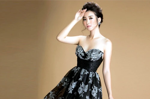 Hoa hậu Đỗ Mỹ Linh vai trần gợi cảm với thiết kế mới của Đỗ Long