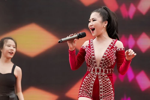 Diện váy ngắn gợi cảm, Hương Tràm khiến khán giả Hà Nội "đứng ngồi không yên"