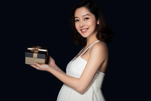 Mang bầu 7 tháng, Jennifer Phạm vẫn rất gợi cảm và quyến rũ