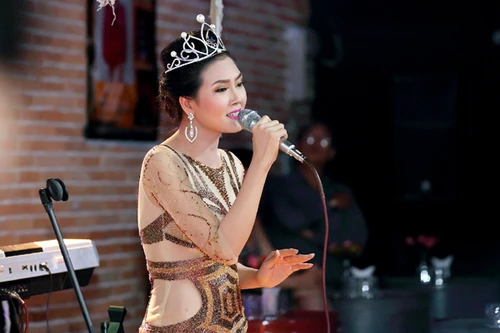 Hoa hậu Kim Thoa gây ấn tượng với mini liveshow bolero đầu tay