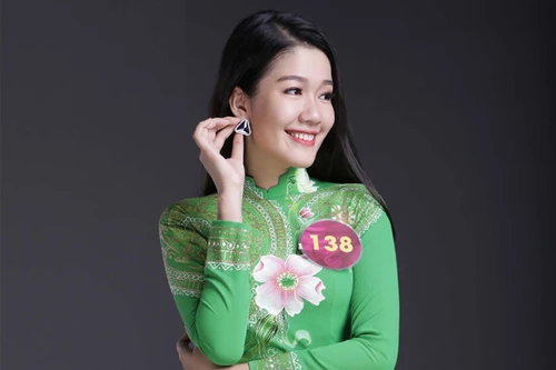 Ứng viên "Người đẹp xứ Dừa" rạng ngời với áo dài 