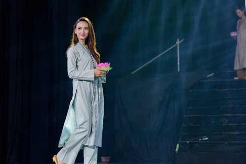 Hoa hậu Ngọc Diễm trình diễn áo dài mang dấu ấn Phật giáo