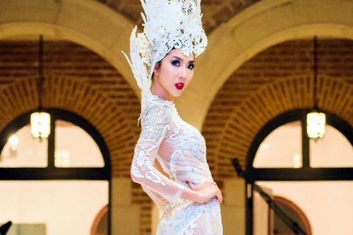 Siêu mẫu Ngọc Quyên khoe vẻ quyến rũ như nữ thần