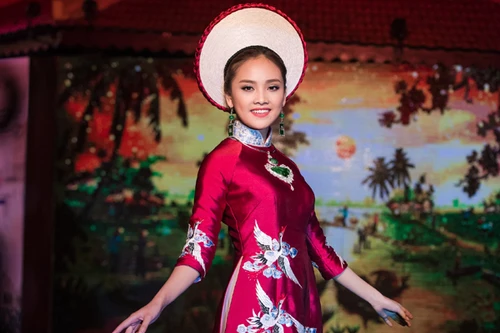 Tố Như lộng lẫy trong trang phục áo dài "39 cánh hạc bay"
