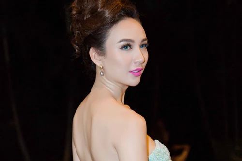 Hoa hậu Ngọc Diễm cùng dàn mỹ nhân đấu giá tặng sinh viên nghèo