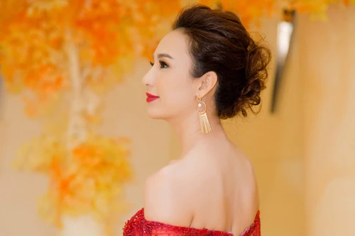 Hoa hậu Ngọc Diễm vai trần gợi cảm làm MC