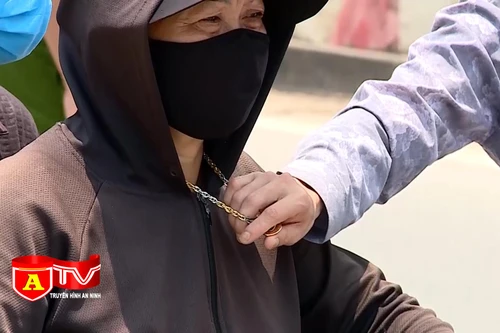 Cảnh báo tội phạm cướp giật tài sản của phụ nữ đi đường mùa dịch