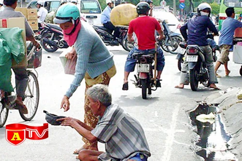 Mất an toàn giao thông khi người xin tiền tràn xuống đường
