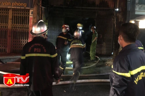 Dập tắt đám cháy lúc 3h sáng 1-6