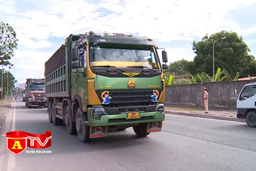 CSGT Hà Nội kiểm soát dịch và xử lý xe ô tô tải gây ô nhiễm môi trường