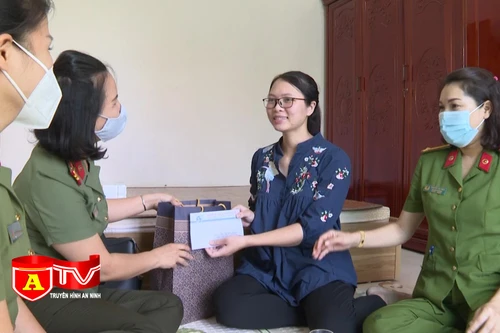 Hội phụ nữ Công an thành phố thăm, tặng quà hội viên có hoàn cảnh khó khăn
