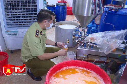 Phát hiện cơ sở sản xuất mỹ phẩm nghi giả mạo thương hiệu nước ngoài