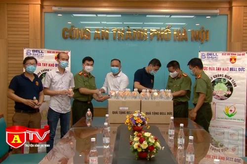 An ninh Thủ đô và nhà tài trợ tặng nước sát khuẩn tay cho các đơn vị CATP Hà Nội
