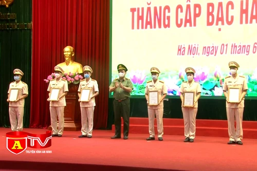 CATP Hà Nội thăng cấp bậc hàm, nâng bậc lương cho cán bộ, chiến sĩ năm 2021