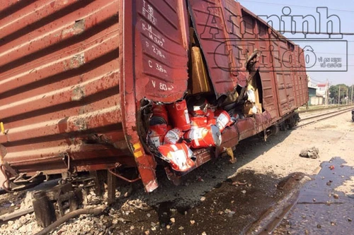 Hà Nội: 7 toa tàu bị trật khỏi đường ray