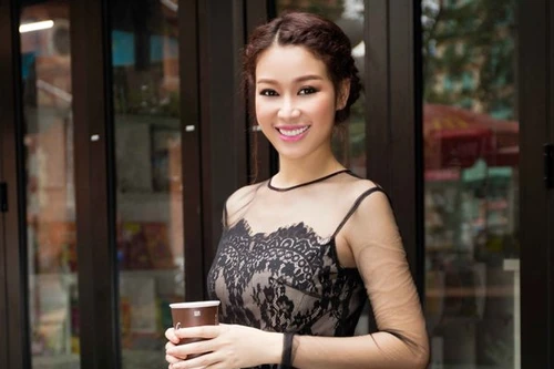 Hoa khôi Trương Tùng Lan "ngọt ngào" xuống phố