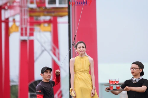 Fung La khóc ngất với thử thách độ cao đáng sợ của Vietnam’s Next Top Model