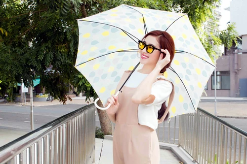 Ngắm vẻ gợi cảm trẻ trung của diễn viên, MC Thuỳ Trang