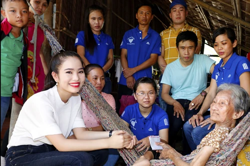 Hoa hậu Dương Kim Ánh giản dị đi từ thiện ở Sóc Trăng