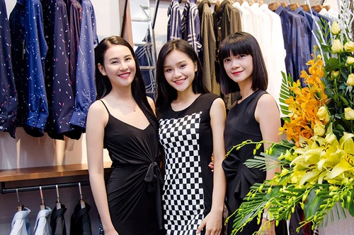 Siêu mẫu Phan Hà Phương chúc mừng "bà trùm" Hạ Vy khai trương cửa hàng mới