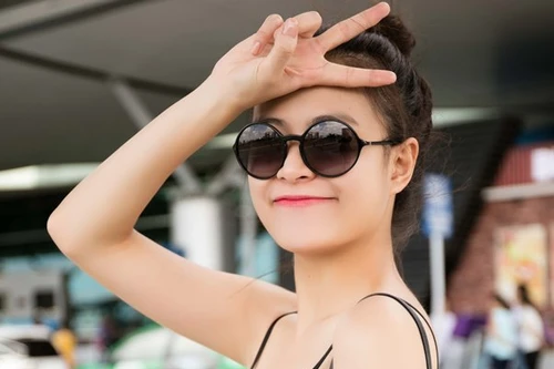 Bắt gặp Hoàng Thuỳ Linh mặt mộc vẫn xinh đẹp lên đường sang Anh lưu diễn