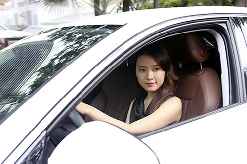 Chia tay bạn trai thiếu gia, Midu khoe "xế hộp" tự sắm