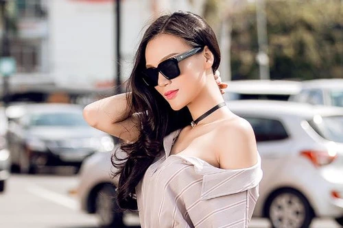 Cao Thùy Linh diện đồ gợi cảm khoe vai trần và chân dài thẳng tắp