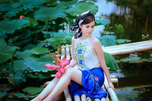 "Cô Tấm" Thanh Trang khoe lưng trần gợi cảm giữa đầm sen